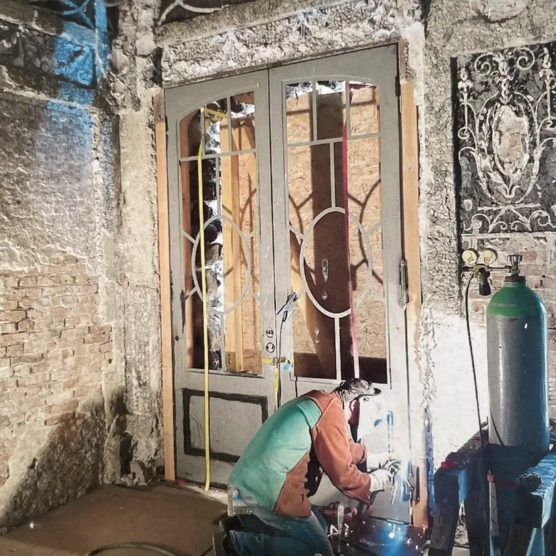 Rekonstruktion der Fenstertür (um 2015) - Schweissarbeiten an der Tür der Muschelgrotte Potsdam