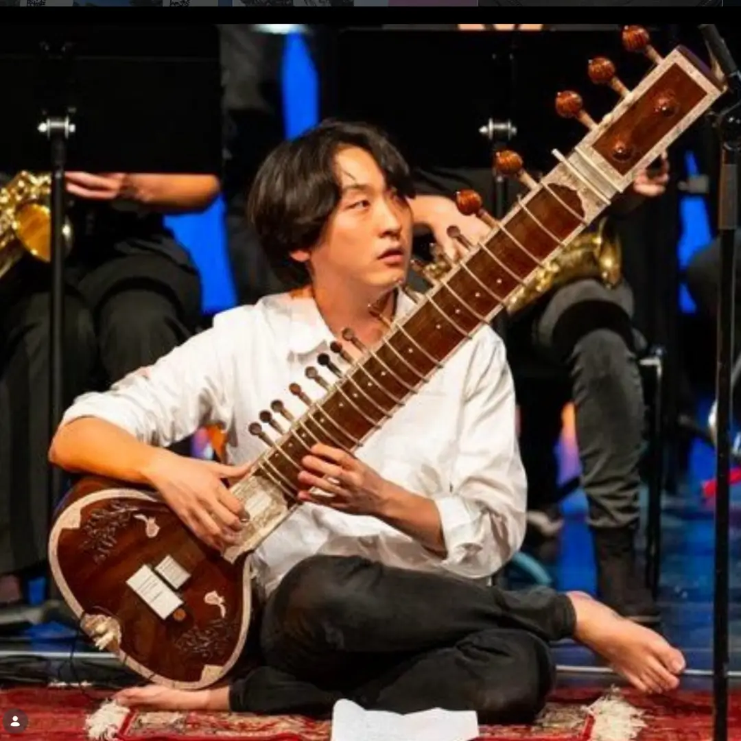 Musiker Handong Ryu, spielt Sitar - ein Konzert in der Muschelgrotte Potsdam zum Tag des Offenen Denkmals 2024