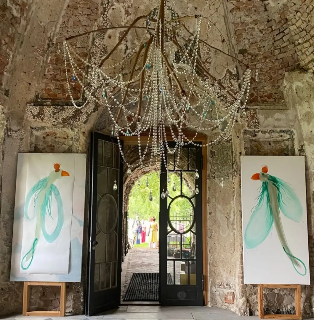 Arbeiten der 1. Künstlerischen Intervention mit Objekten aus Glas, Kristall und Papier in der Muschelgrotte Potsdam 2025