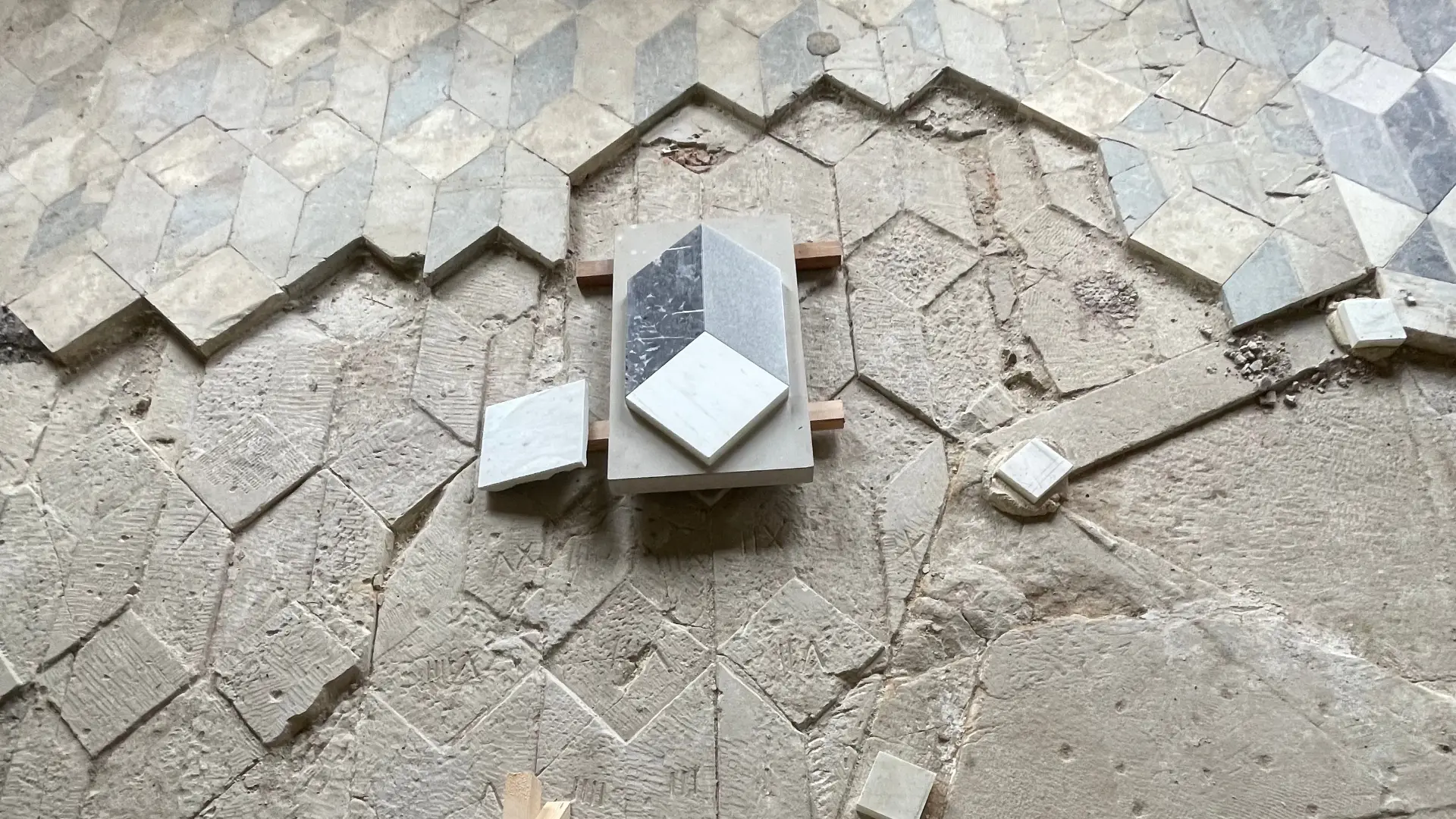 Restaurierung des Marmorbodens in der Muschelgrotte Potsdam, Detailaufnahme der Mosaiksteine