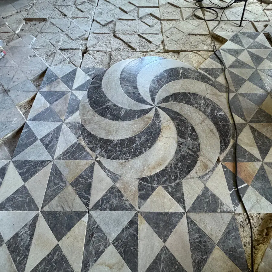 Marmorboden mit geometrischem Muster und Kreisornament - Muschelgrotte Potsdam 2. Kabinett