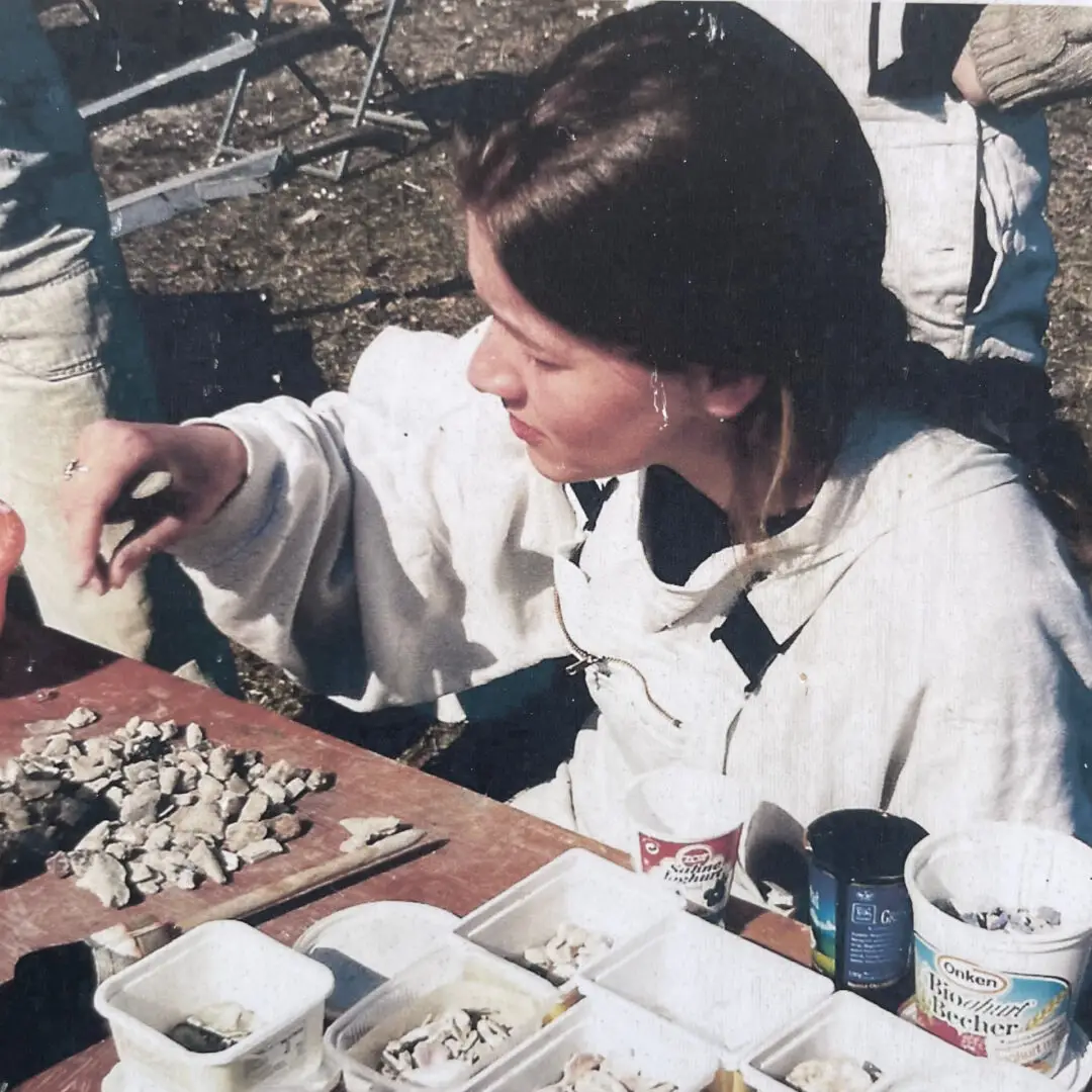 Junge Frau sortiert loses Grottierungsmaterial der Muschelgrotte Potsdam (um 1996) für die spätere Restaurierung