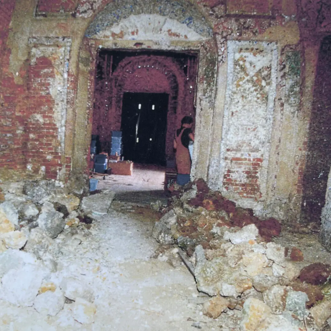 Das Innere der Muschelgrotte Potsdam um 1997. Alle alten Materialien werden geborgen und gesichert für die spätere Restaurierung.