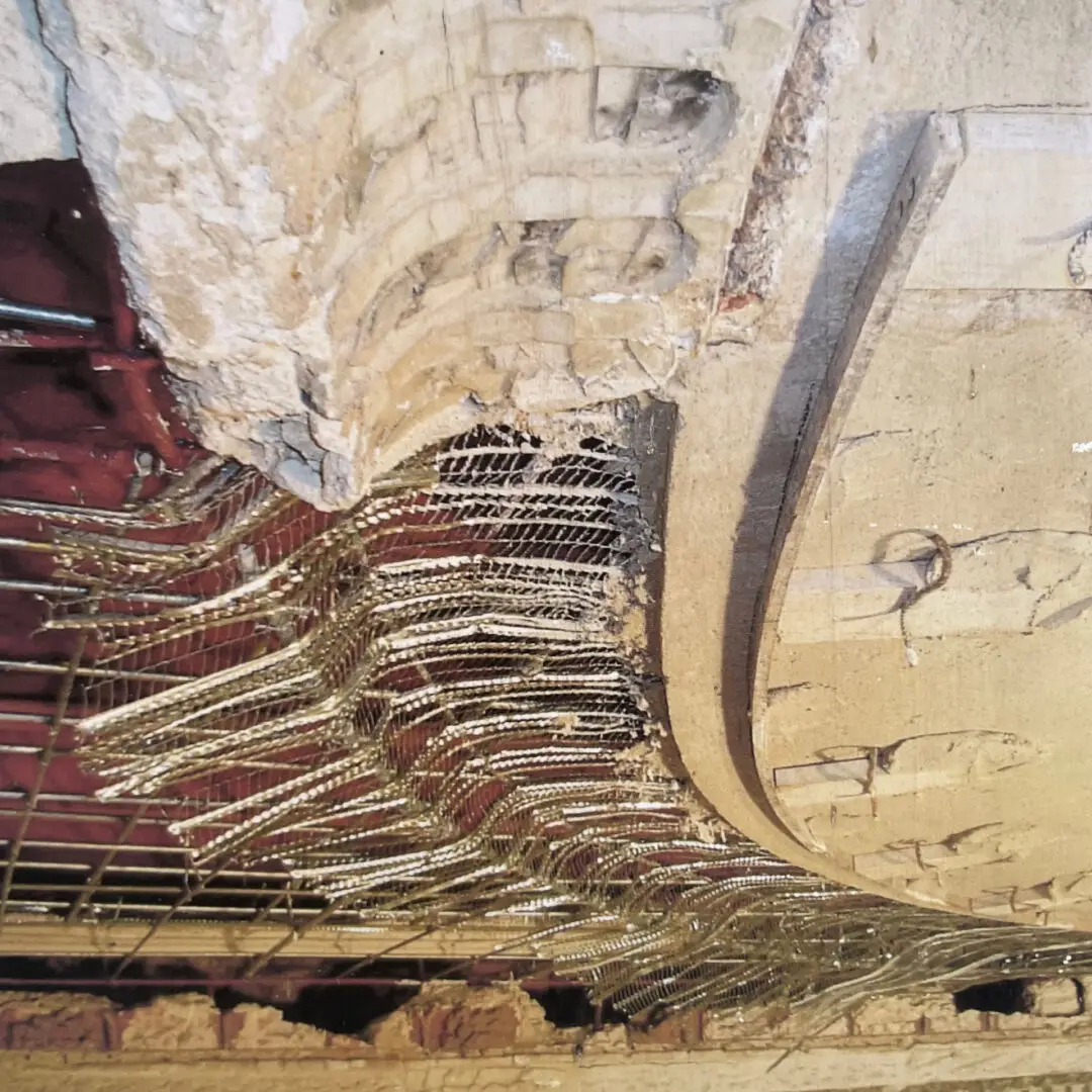 Restaurierungsarbeiten (1998) an der Rabitzdecke im Saal der Muschelgrotte Potsdam