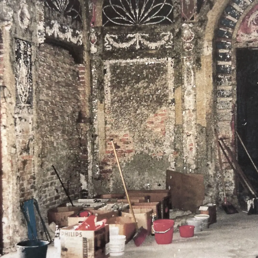 Sicherung der Grottierung um das Jahr 2000 - die gesicherten Grottierungsmaterialien aus dem 18. Jahrhundert wurden in Kartons gesammelt und gesichert
