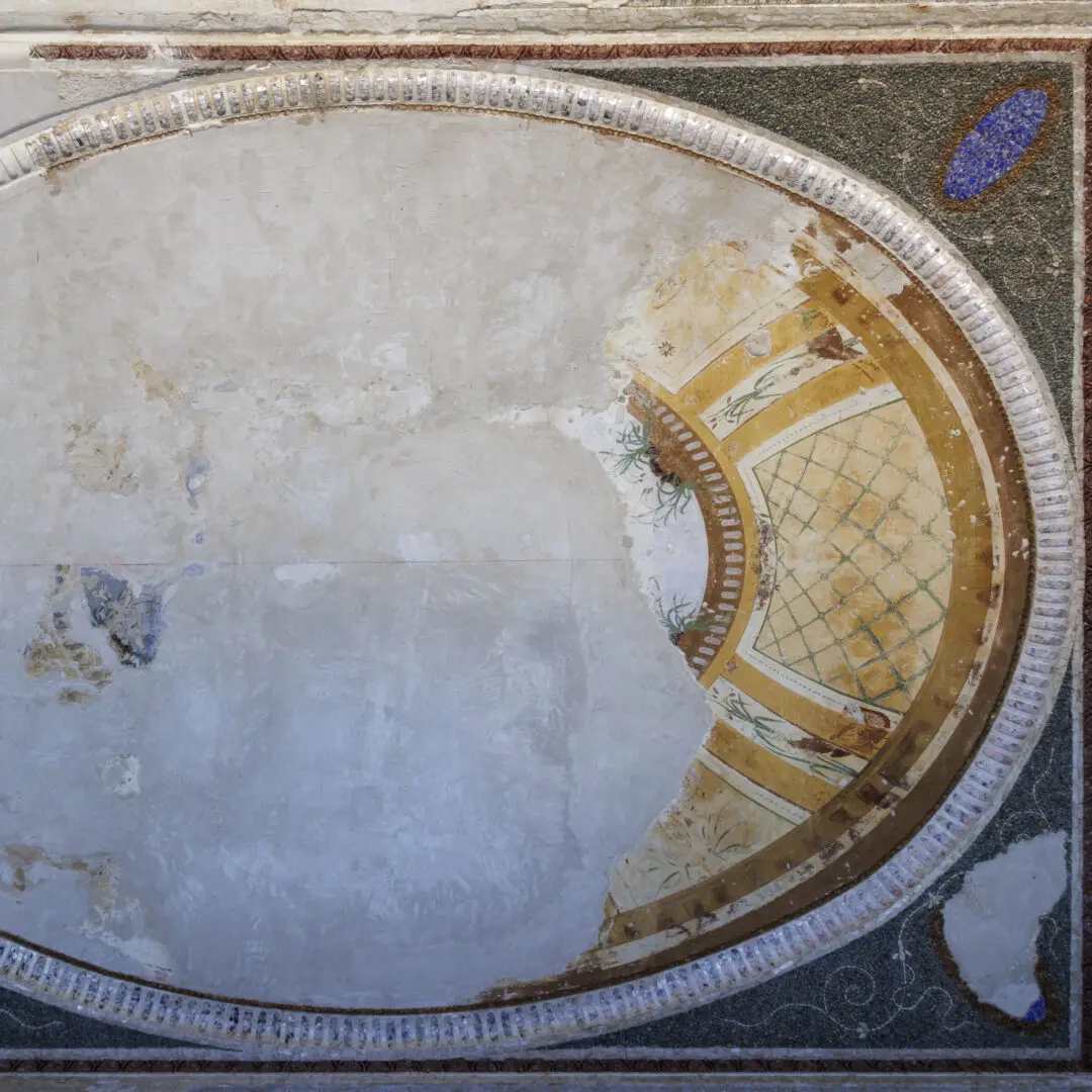 Deckengemälde mit glitzernden Randornamenten in der Muschelgrotte Potsdam - Großer Saal.