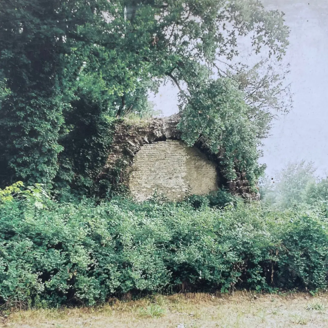 Zugemauerter Eingang zur Muschelgrotte Potsdam kurz nach der Wende um 1990