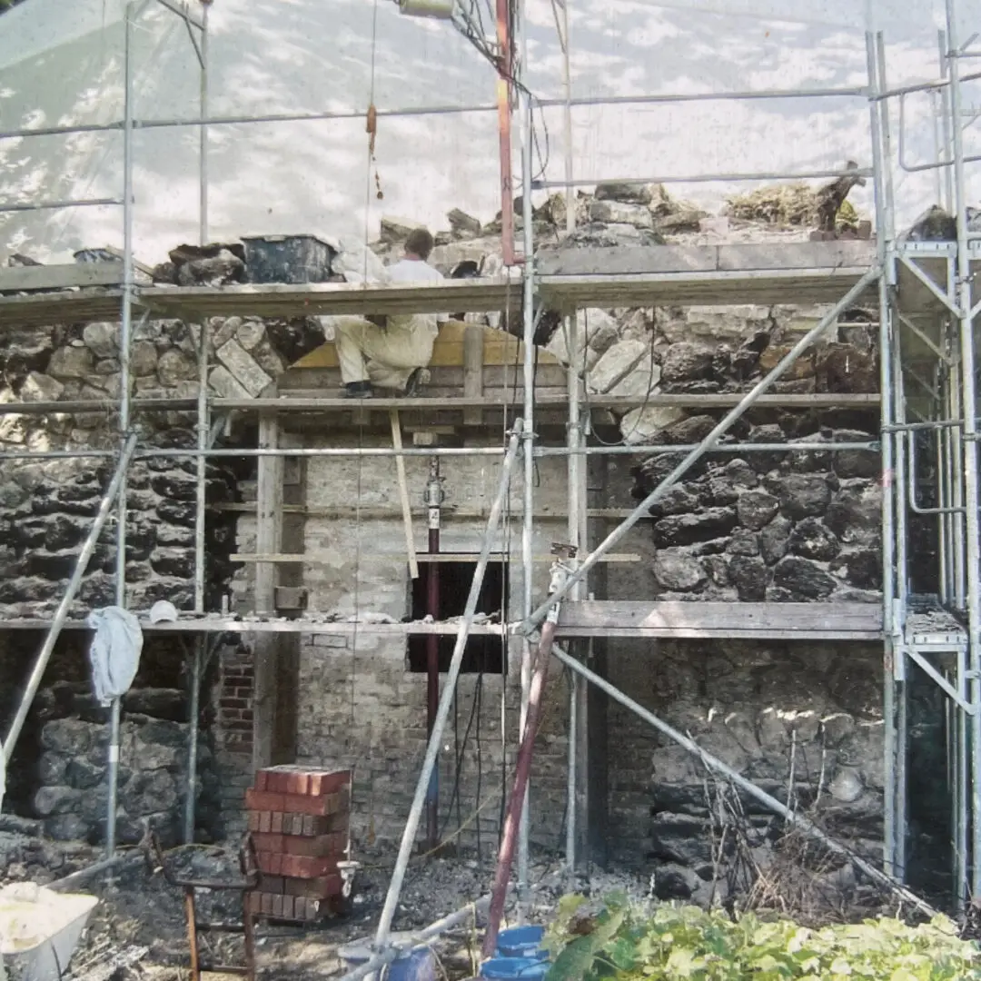 Gerüst an der Muschelgrotte Potsdam - Sanierung der Fassade und des Dachs um 2006