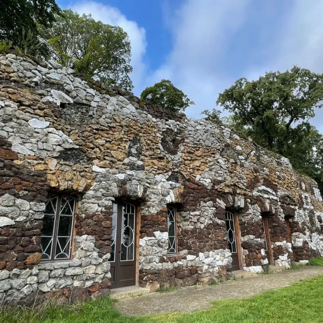 Muschelgrotte Potsdam von aussen. Gut sichtbar sind die restaurierten Türen und Fenster