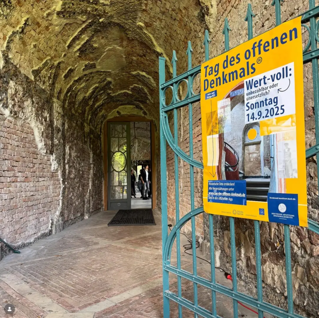 Plakat zum Tag des offenen Denkmals 2025 am Eingangstor zur Muschelgrotte Potsdam